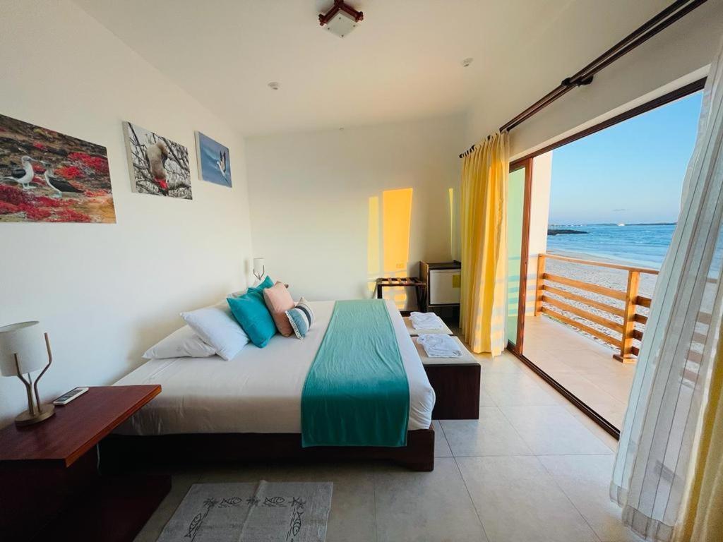 Cormorant Beach House Bed & Breakfast Puerto Villamil Exterior photo