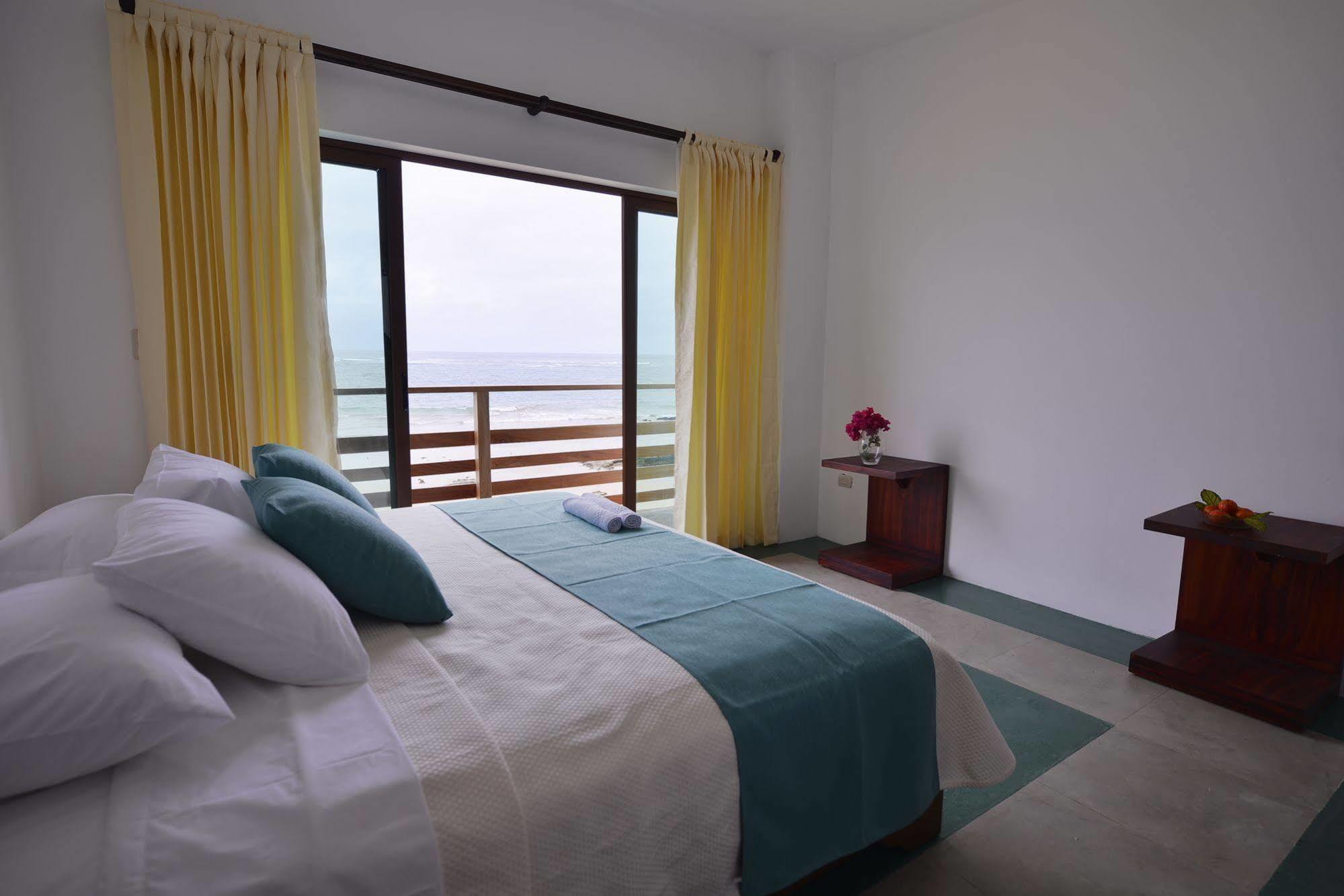 Cormorant Beach House Bed & Breakfast Puerto Villamil Exterior photo